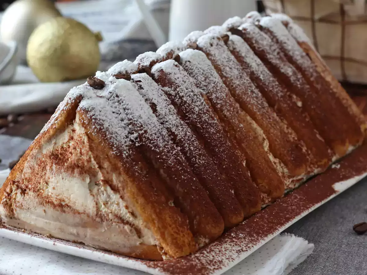 Świąteczna rolada tiramisu w kształcie domku bez użycia formy – dla miłośników kawy