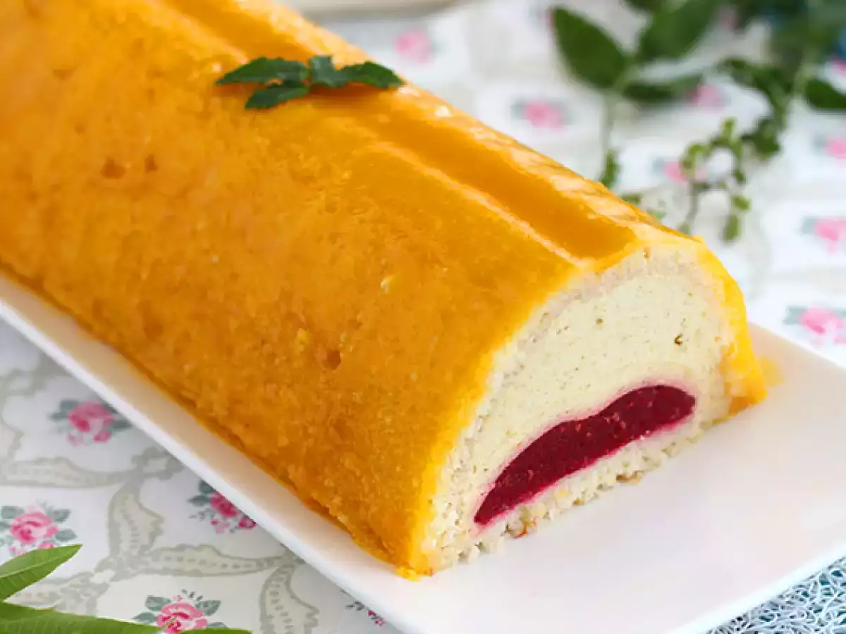 Świąteczna rolada z mango i malinami