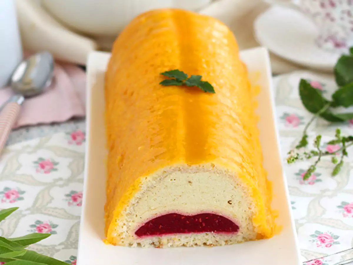 Świąteczna rolada z mango i malinami - zdjęcie 2
