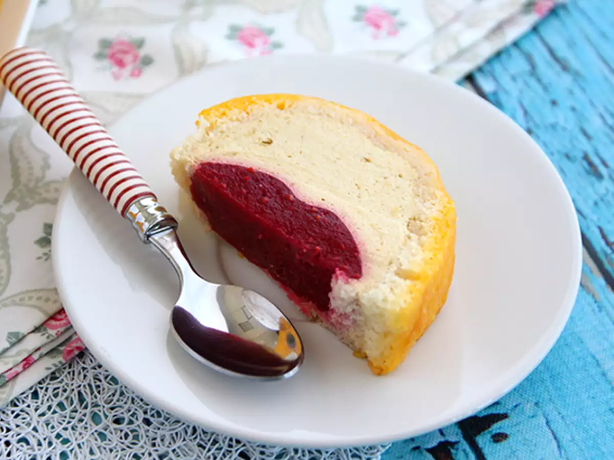 Świąteczna rolada z mango i malinami - zdjęcie 3