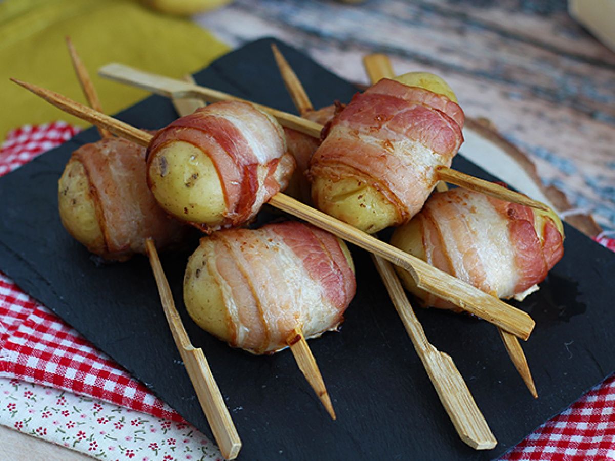 Szaszłyki aperitif z ziemniakami i wędzonym boczkiem