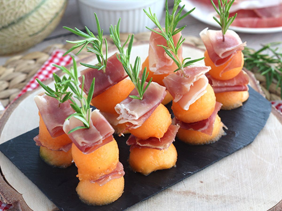 Szaszłyki z melonem, szynką i rozmarynem na aperitif - zdjęcie 2
