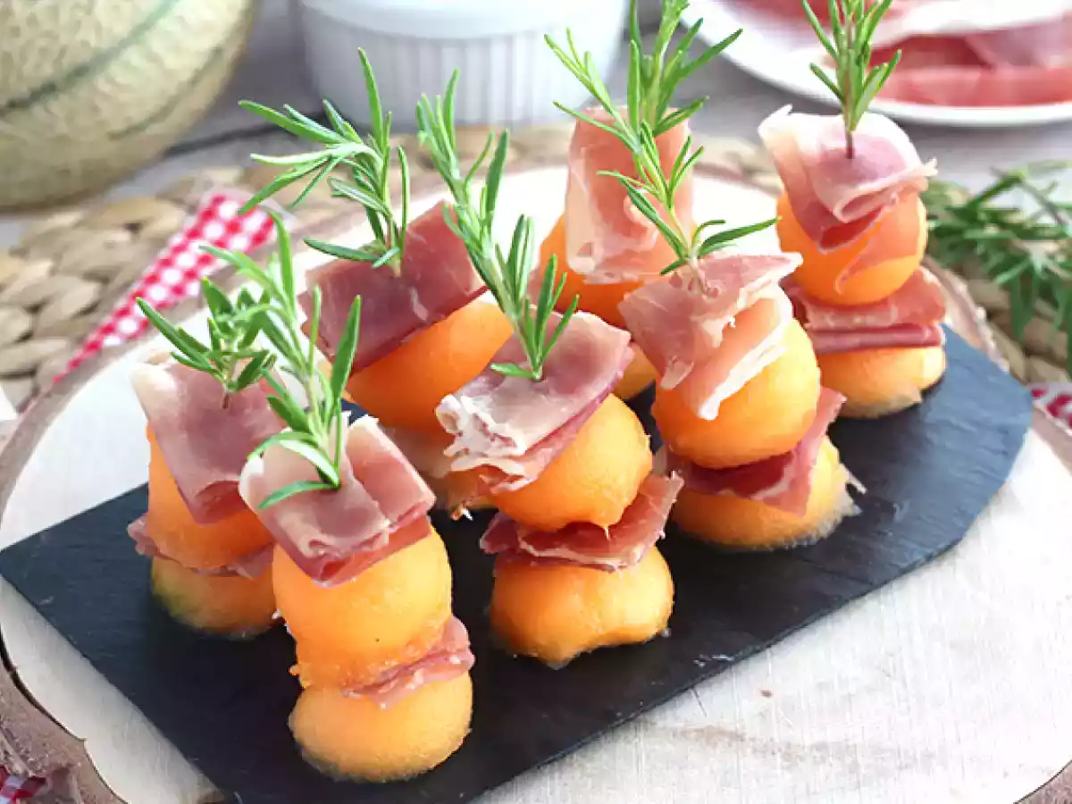 Szaszłyki z melonem, szynką i rozmarynem na aperitif - zdjęcie 2
