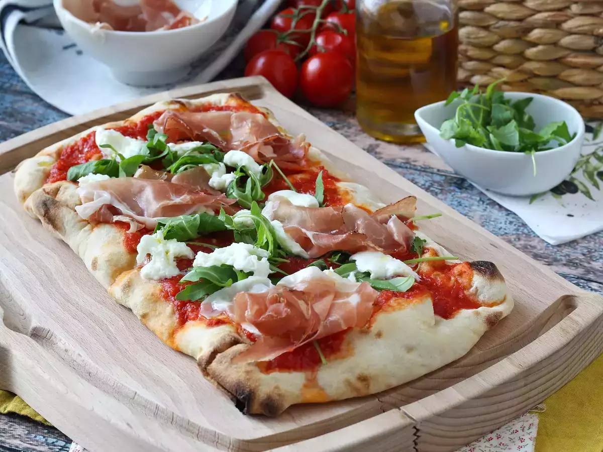 Szybka pinsa z mozzarellą, speckiem i rukolą - zdjęcie 2