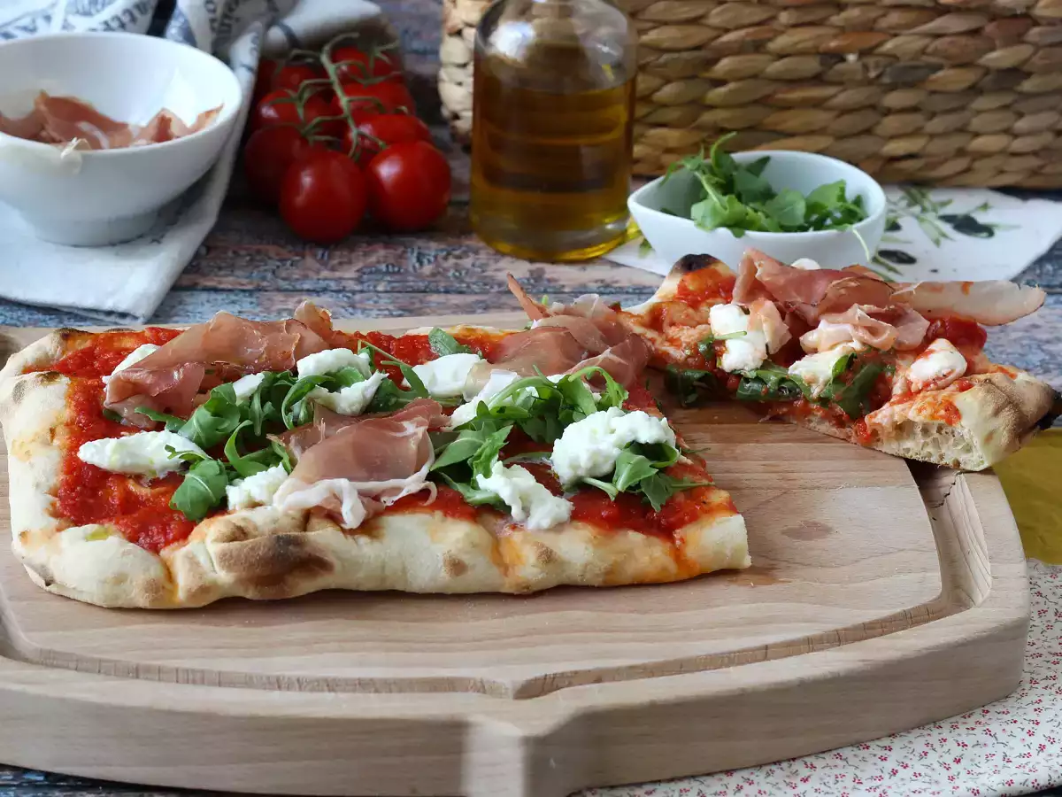 Szybka pinsa z mozzarellą, speckiem i rukolą - zdjęcie 3