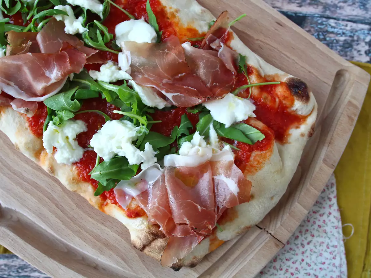 Szybka pinsa z mozzarellą, speckiem i rukolą - zdjęcie 4