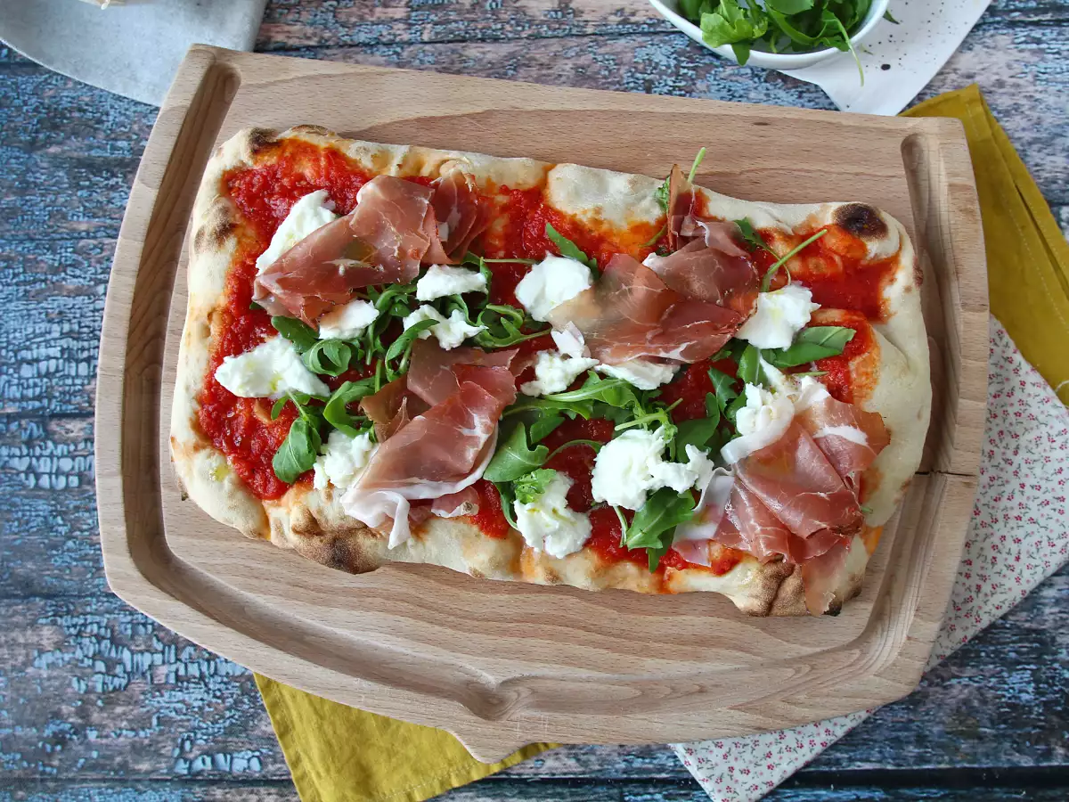 Szybka pinsa z mozzarellą, speckiem i rukolą - zdjęcie 5