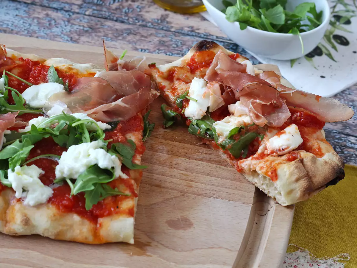 Szybka pinsa z mozzarellą, speckiem i rukolą - zdjęcie 6