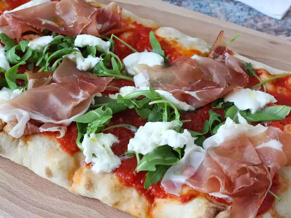 Szybka pinsa z mozzarellą, speckiem i rukolą - zdjęcie 7