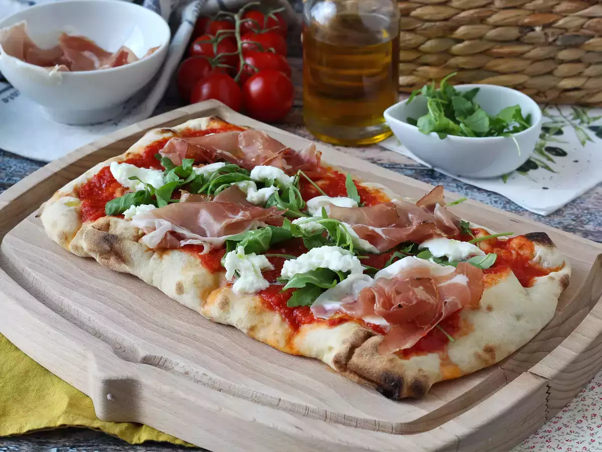 Szybka pinsa z mozzarellą, speckiem i rukolą - zdjęcie 8