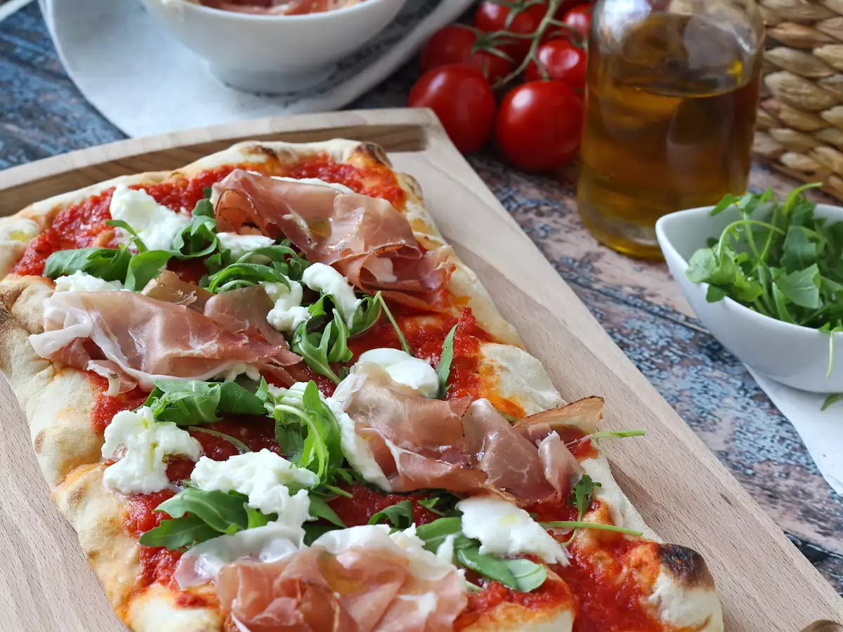 Szybka pinsa z mozzarellą, speckiem i rukolą - zdjęcie 9