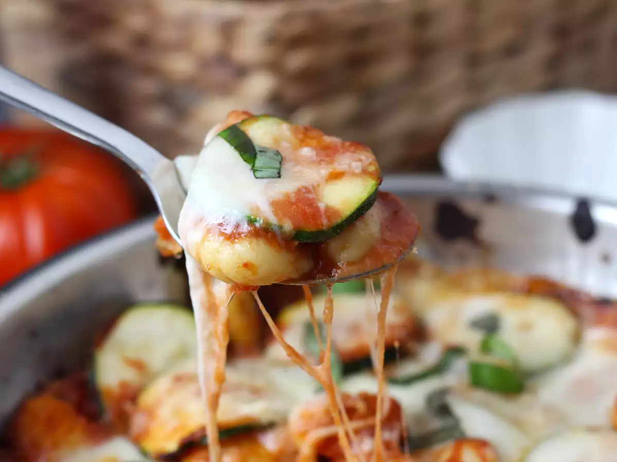 Szybki przepis na zapiekankę z gnocchi, cukinii i mozzarelli - zdjęcie 3