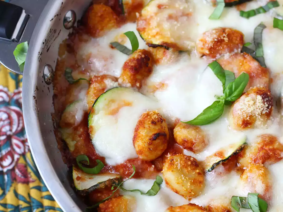 Szybki przepis na zapiekankę z gnocchi, cukinii i mozzarelli - zdjęcie 6