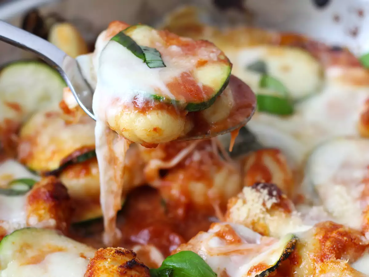Szybki przepis na zapiekankę z gnocchi, cukinii i mozzarelli - zdjęcie 7