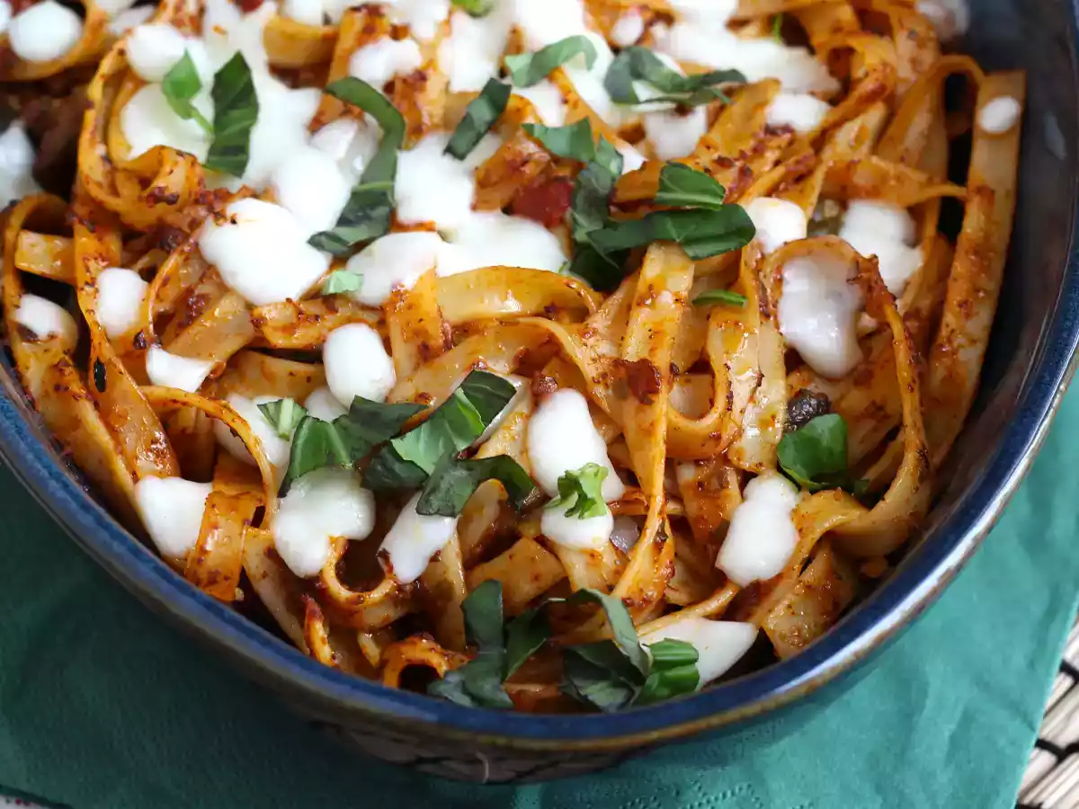 Tagliatelle al forno - przepis na wykorzystanie resztek makaronu, który zapobiega marnotrawstwu - zdjęcie 2