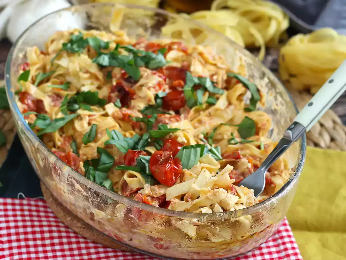 Tagliatelle feta z pomidorkami koktajlowymi - zapiekany makaron z fetą