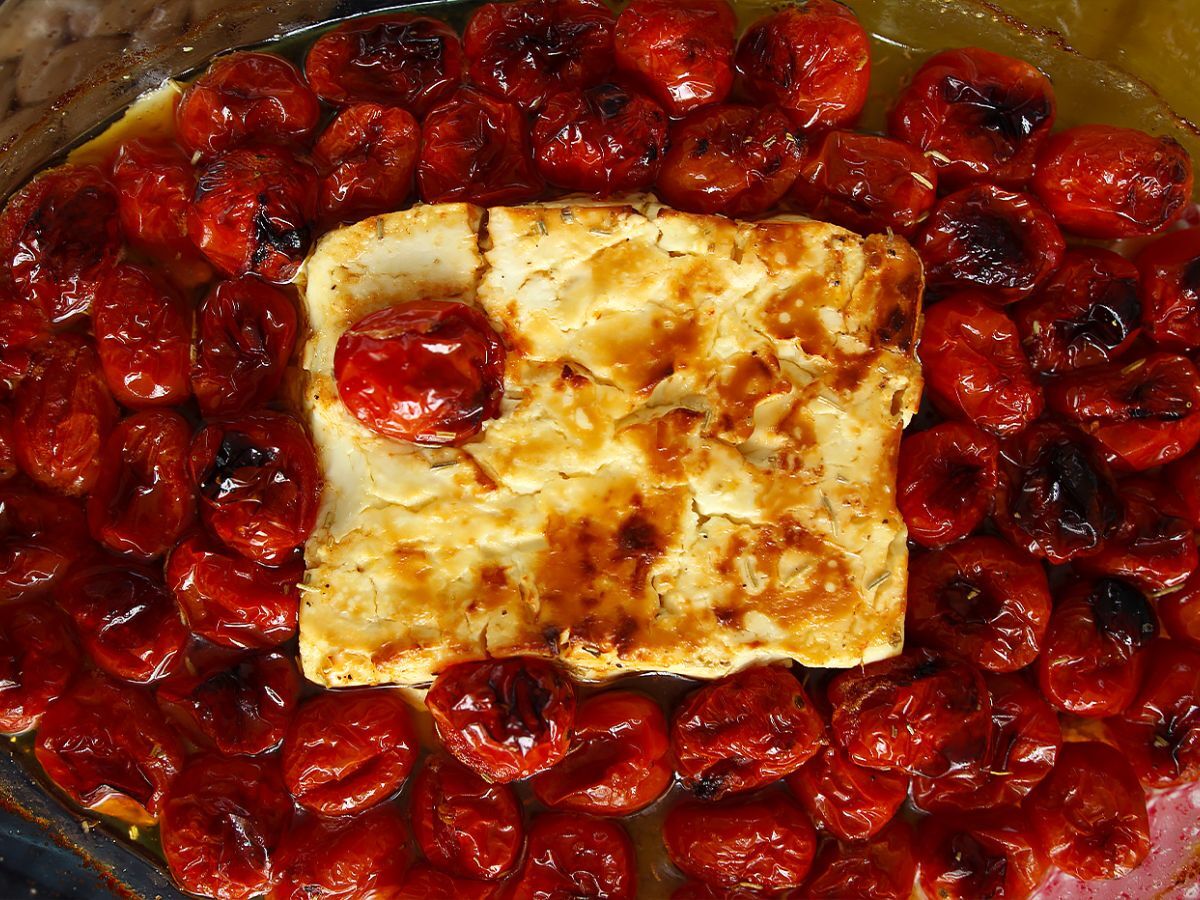 Tagliatelle feta z pomidorkami koktajlowymi - zapiekany makaron z fetą - zdjęcie 3