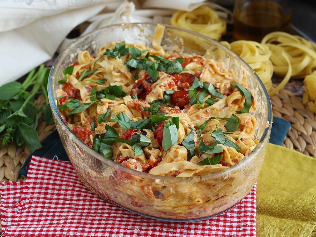 Tagliatelle feta z pomidorkami koktajlowymi - zapiekany makaron z fetą - zdjęcie 5