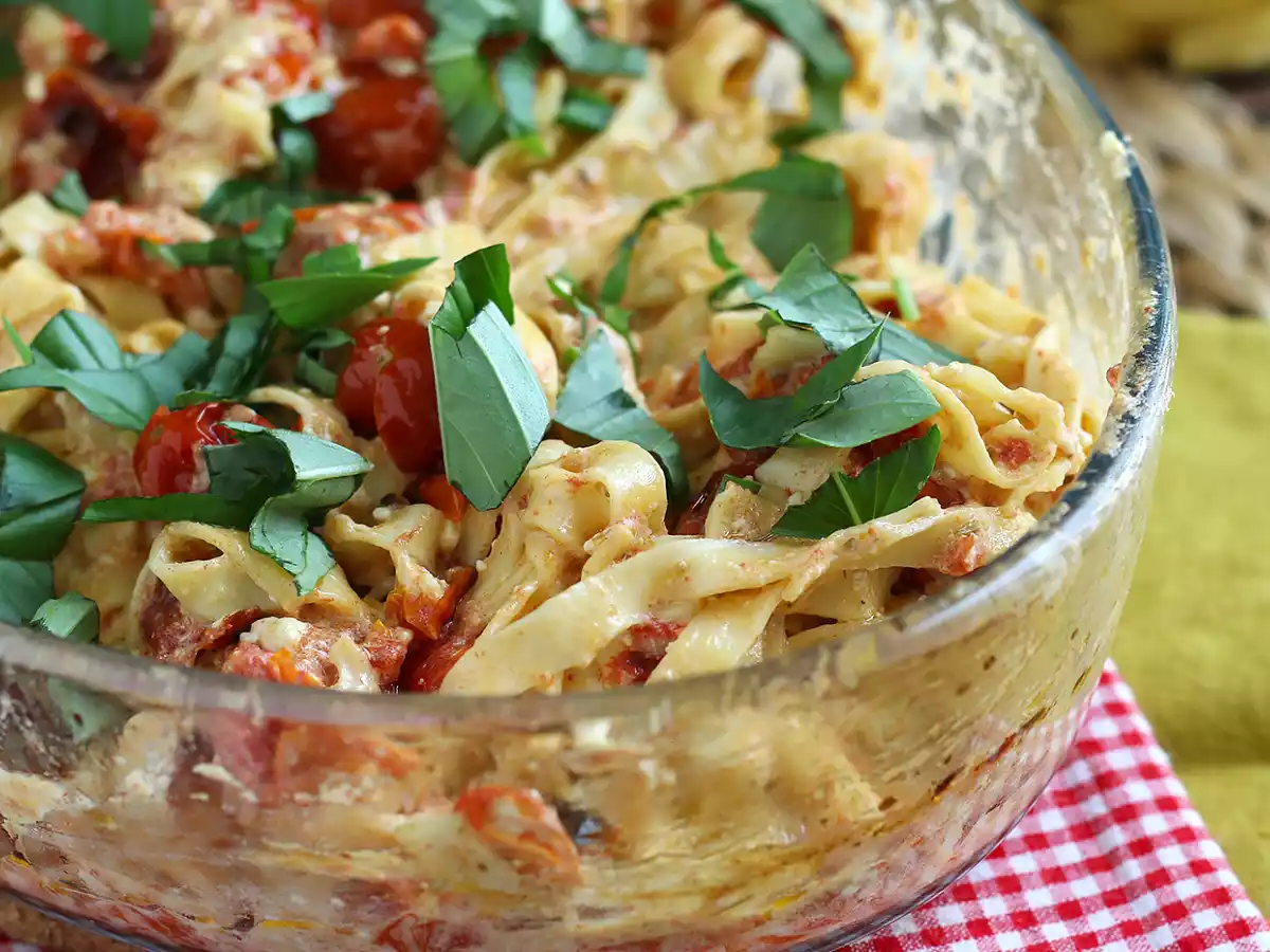 Tagliatelle feta z pomidorkami koktajlowymi - zapiekany makaron z fetą - zdjęcie 6