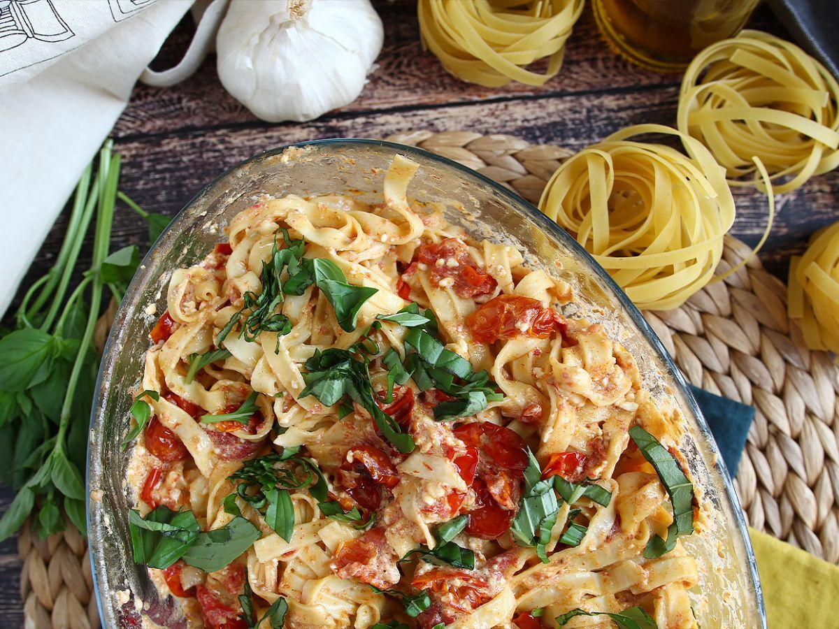 Tagliatelle feta z pomidorkami koktajlowymi - zapiekany makaron z fetą - zdjęcie 7