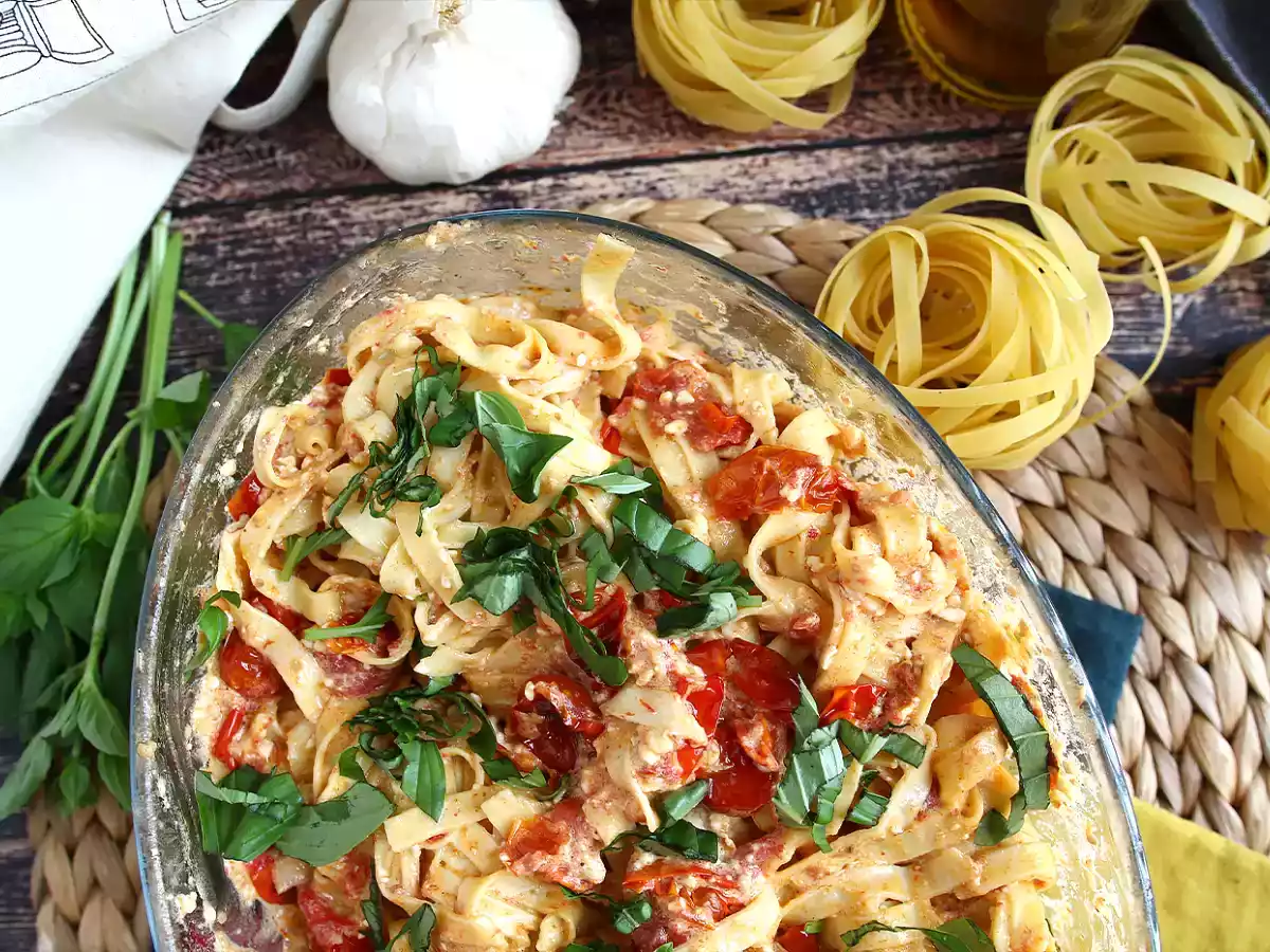 Tagliatelle feta z pomidorkami koktajlowymi - zapiekany makaron z fetą - zdjęcie 7