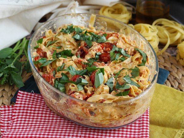 Tagliatelle feta z pomidorkami koktajlowymi - zapiekany makaron z fetą - zdjęcie 5