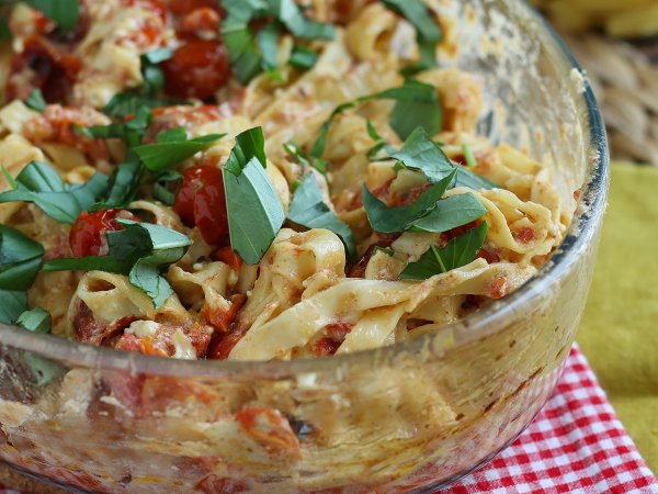 Tagliatelle feta z pomidorkami koktajlowymi - zapiekany makaron z fetą - zdjęcie 6