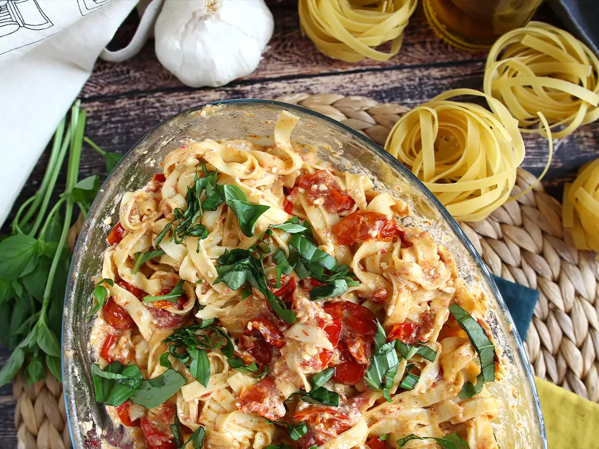 Tagliatelle z fetą i pomidorkami koktajlowymi – zapiekany makaron z fetą - zdjęcie 7