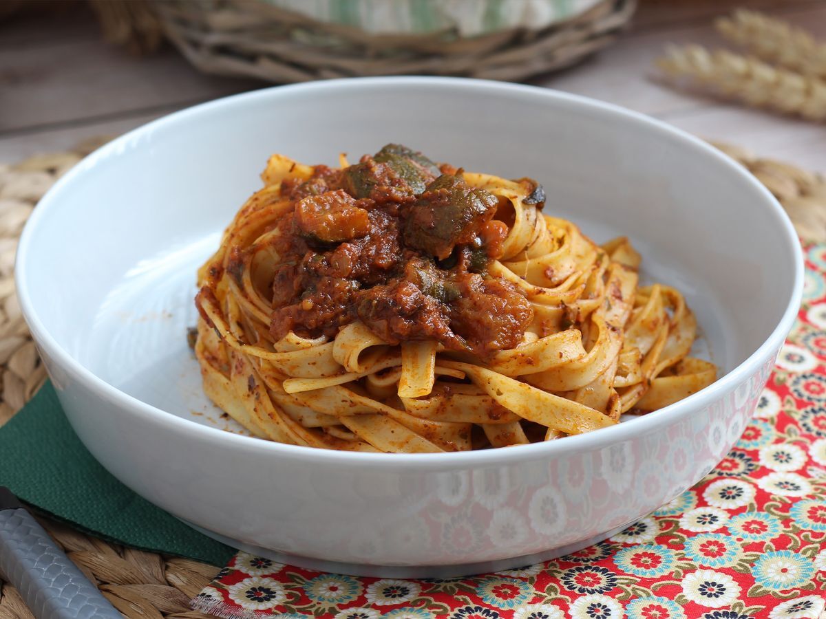 Tagliatelle z ragù z cukinii - wegetariańskie pierwsze danie, które wszyscy uwielbiają! - zdjęcie 2