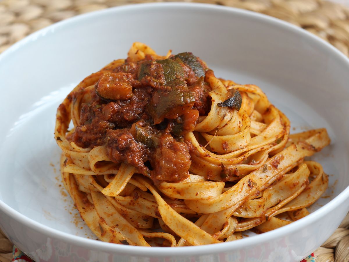 Tagliatelle z ragù z cukinii - wegetariańskie pierwsze danie, które wszyscy uwielbiają! - zdjęcie 4