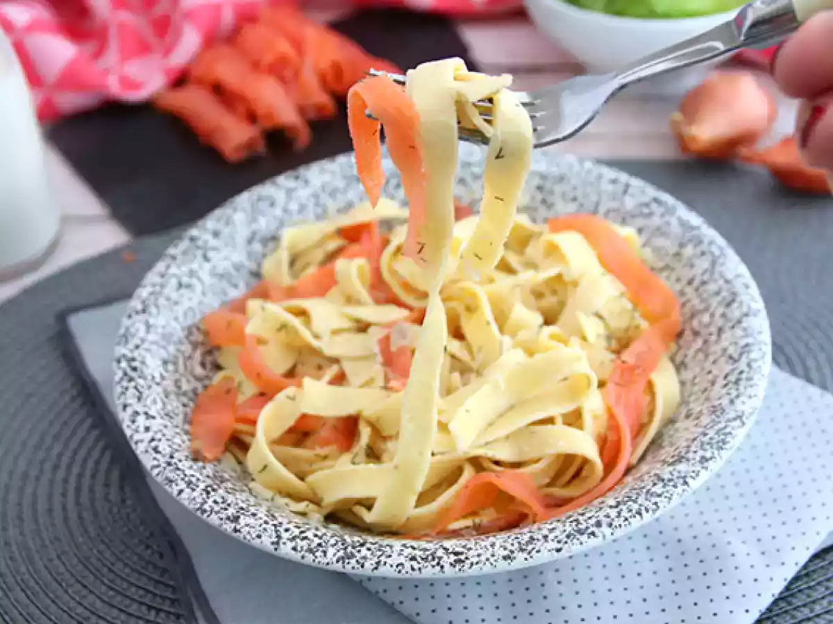 Tagliatelle z wędzonym łososiem i koperkiem