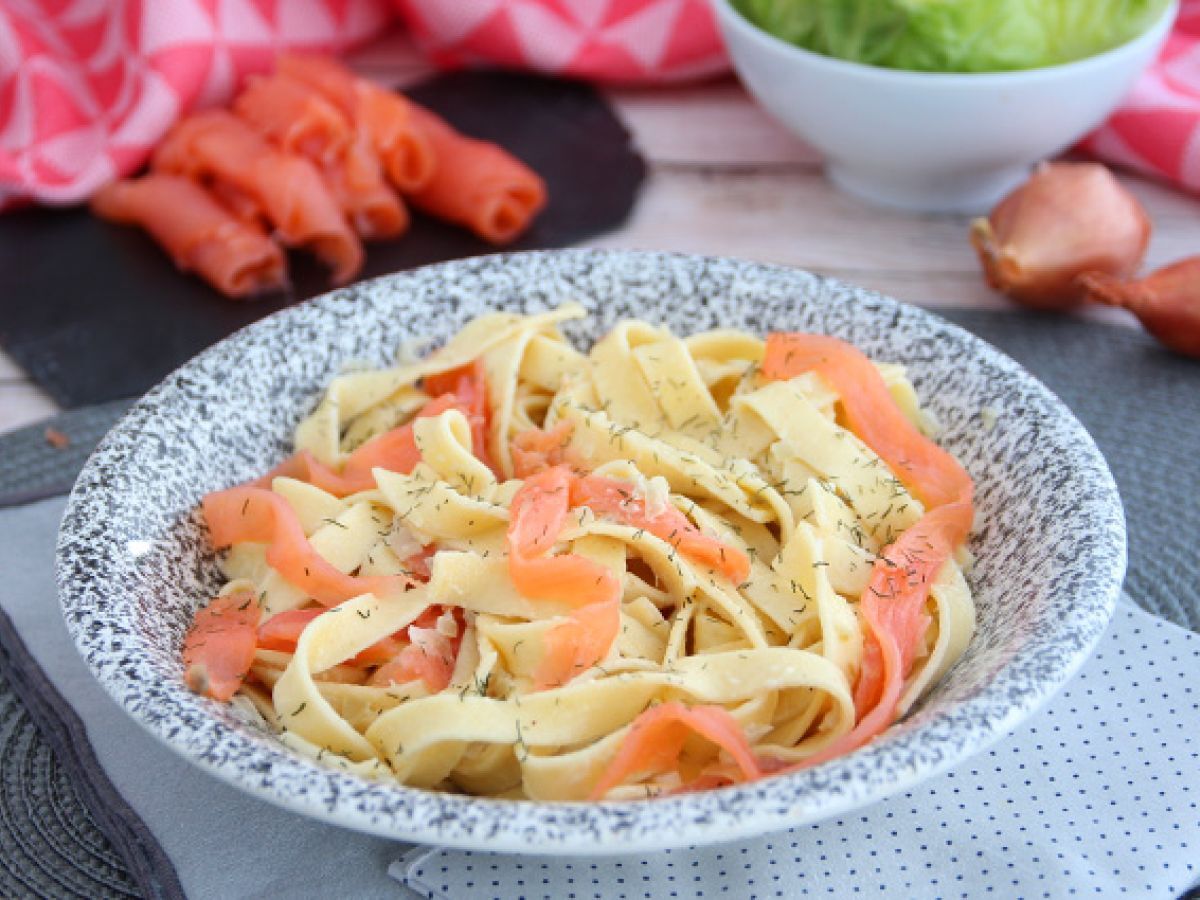 Tagliatelle z wędzonym łososiem i koperkiem - zdjęcie 2