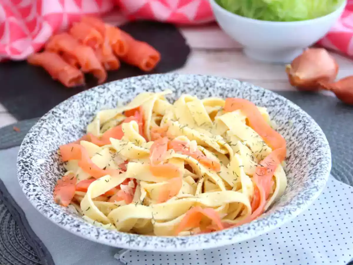 Tagliatelle z wędzonym łososiem i koperkiem - zdjęcie 2