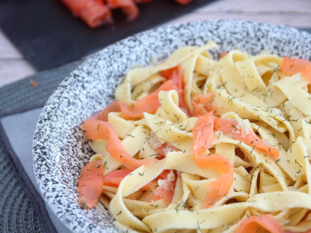 Tagliatelle z wędzonym łososiem i koperkiem - zdjęcie 3