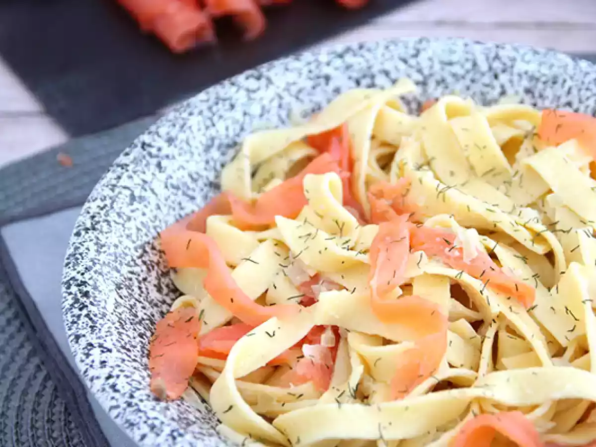 Tagliatelle z wędzonym łososiem i koperkiem - zdjęcie 3