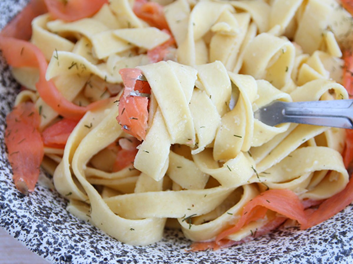 Tagliatelle z wędzonym łososiem i koperkiem - zdjęcie 4