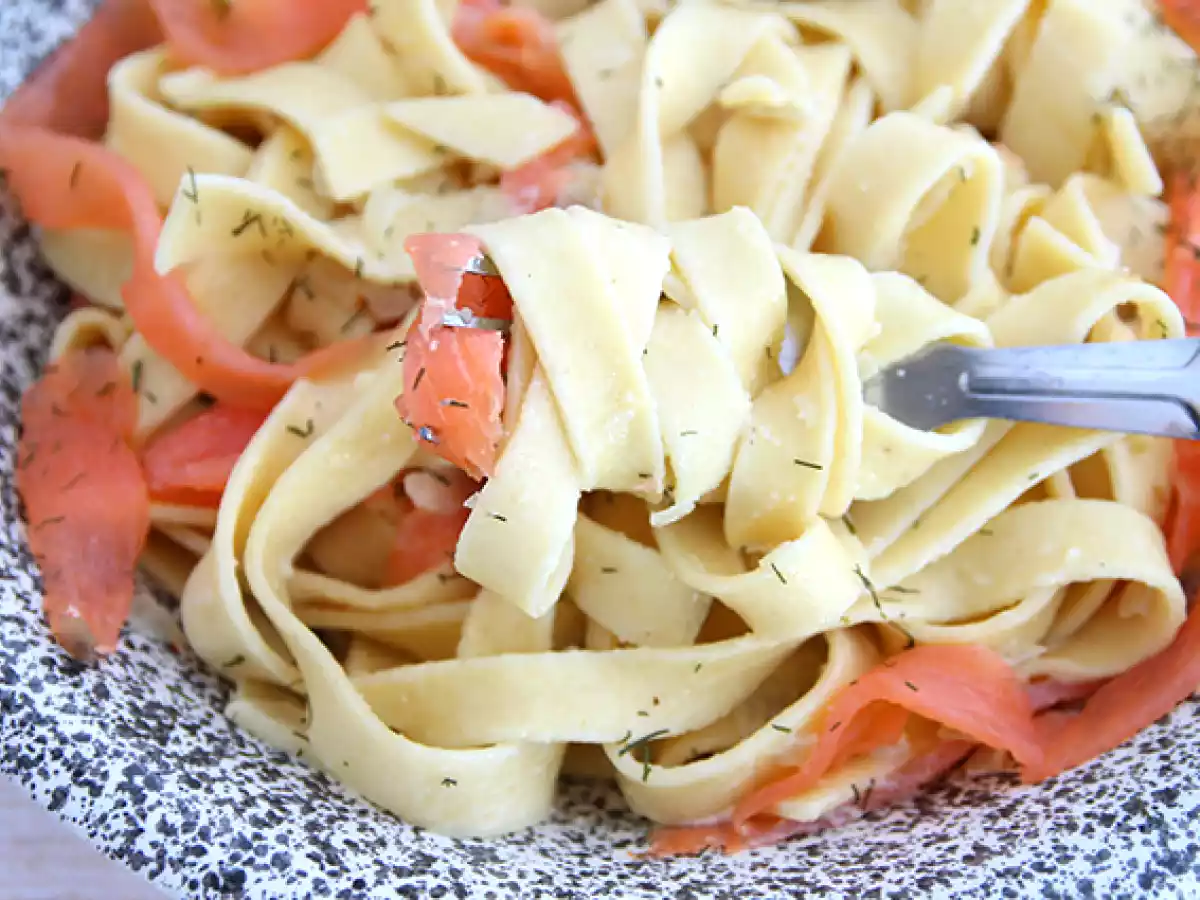 Tagliatelle z wędzonym łososiem i koperkiem - zdjęcie 4