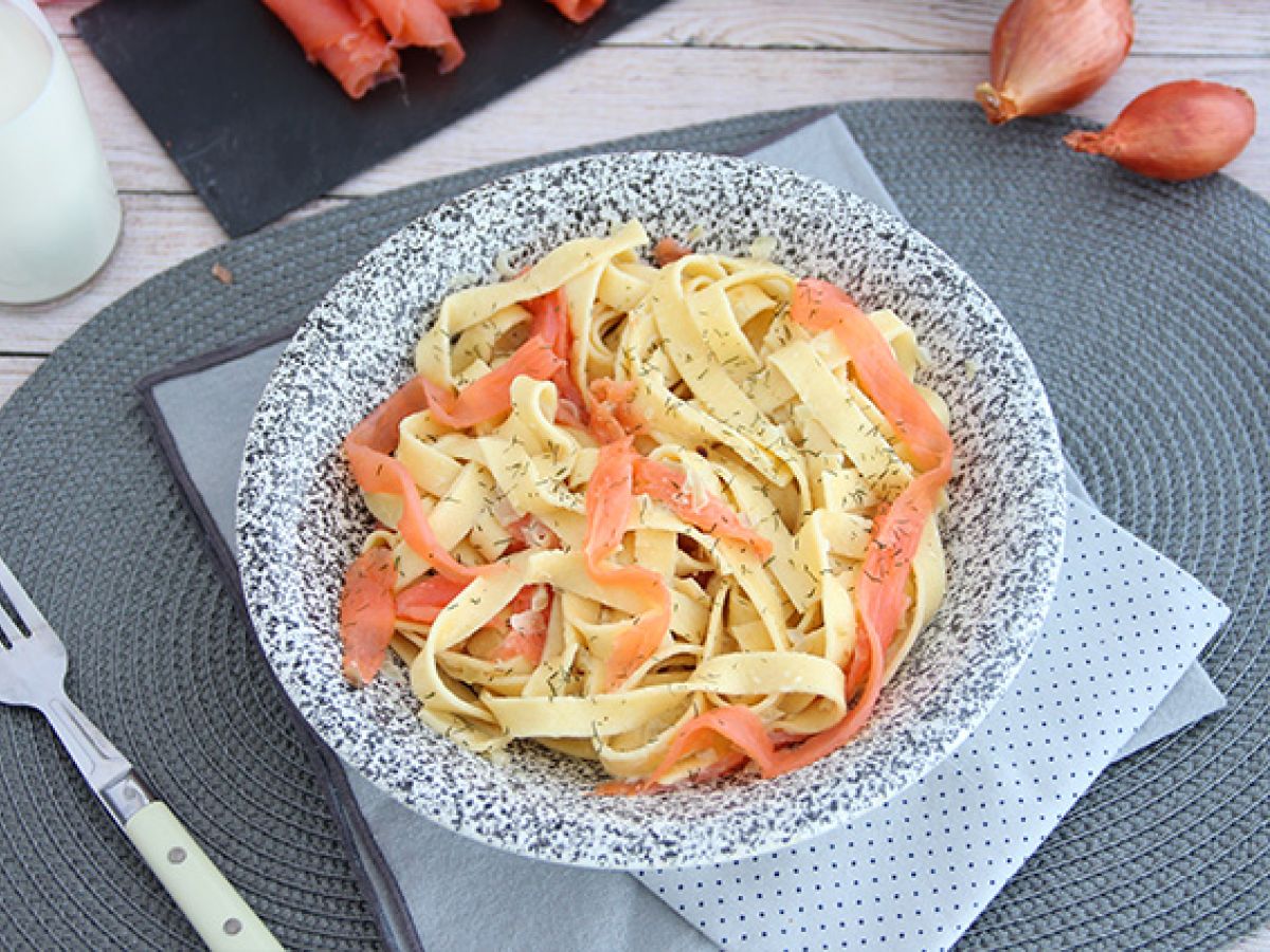 Tagliatelle z wędzonym łososiem i koperkiem - zdjęcie 5