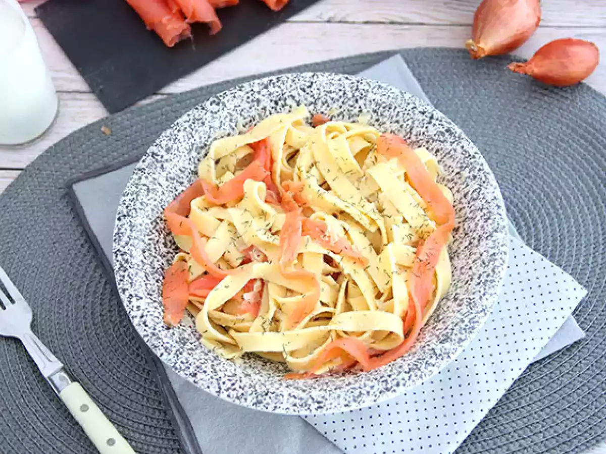 Tagliatelle z wędzonym łososiem i koperkiem - zdjęcie 5