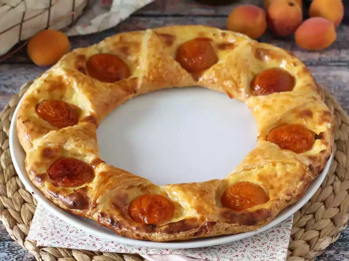 Tarta oranaise - ciasto francuskie, krem budyniowy i morele