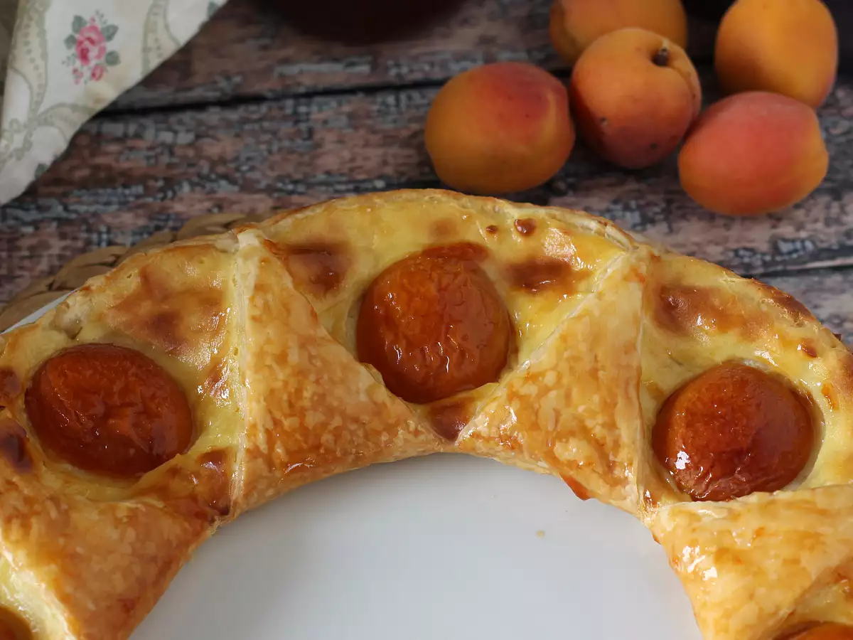 Tarta oranaise z ciasta francuskiego, kremem pâtissière i morelami - zdjęcie 3