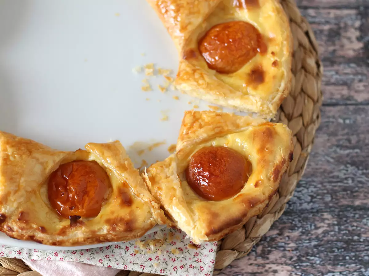 Tarta oranaise z ciasta francuskiego, kremem pâtissière i morelami - zdjęcie 4