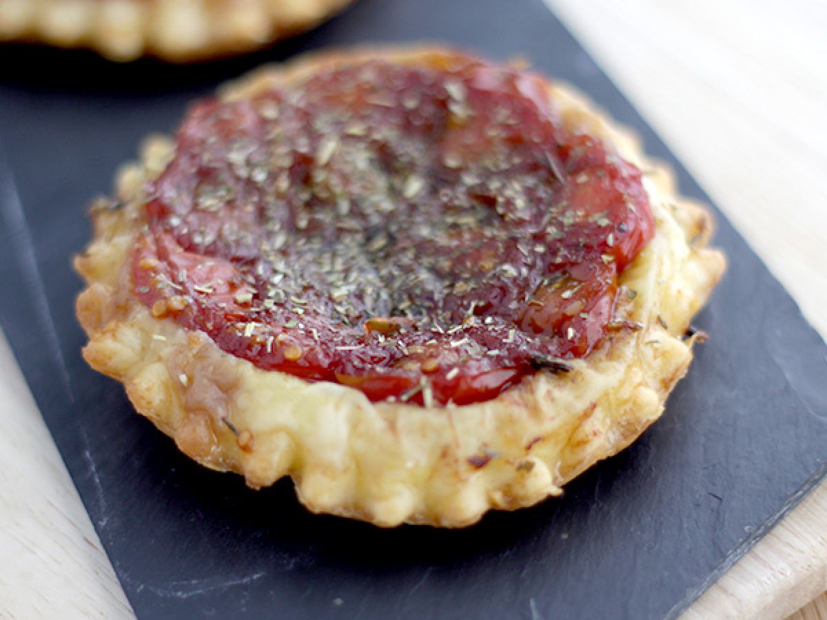 Tarta tatin z pomidorkami koktajlowymi