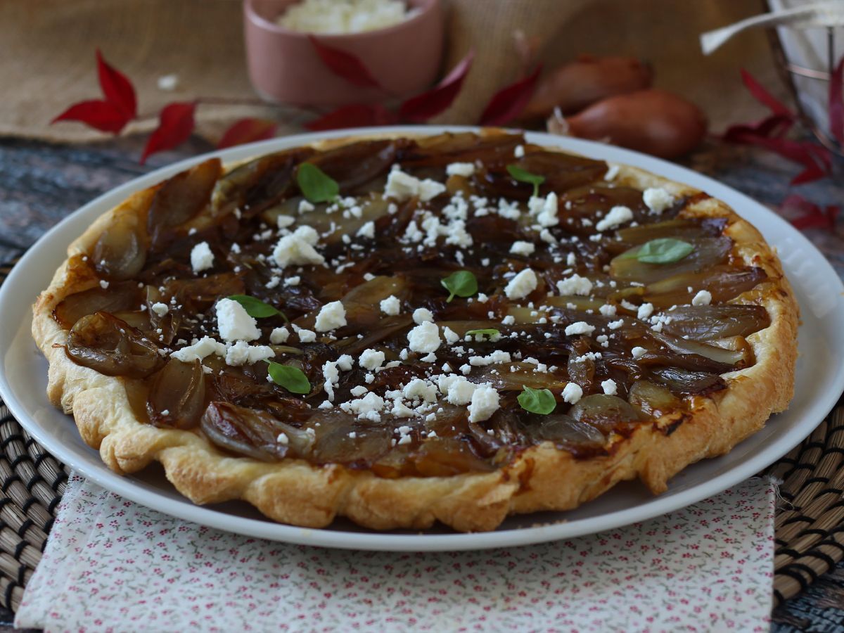 Tarta tatin z szalotką i fetą - nieodparta wersja wytrawna!