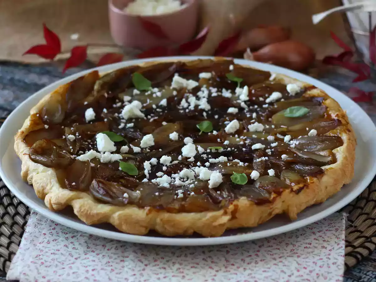 Tarta tatin z szalotką i fetą - nieodparta wersja wytrawna!