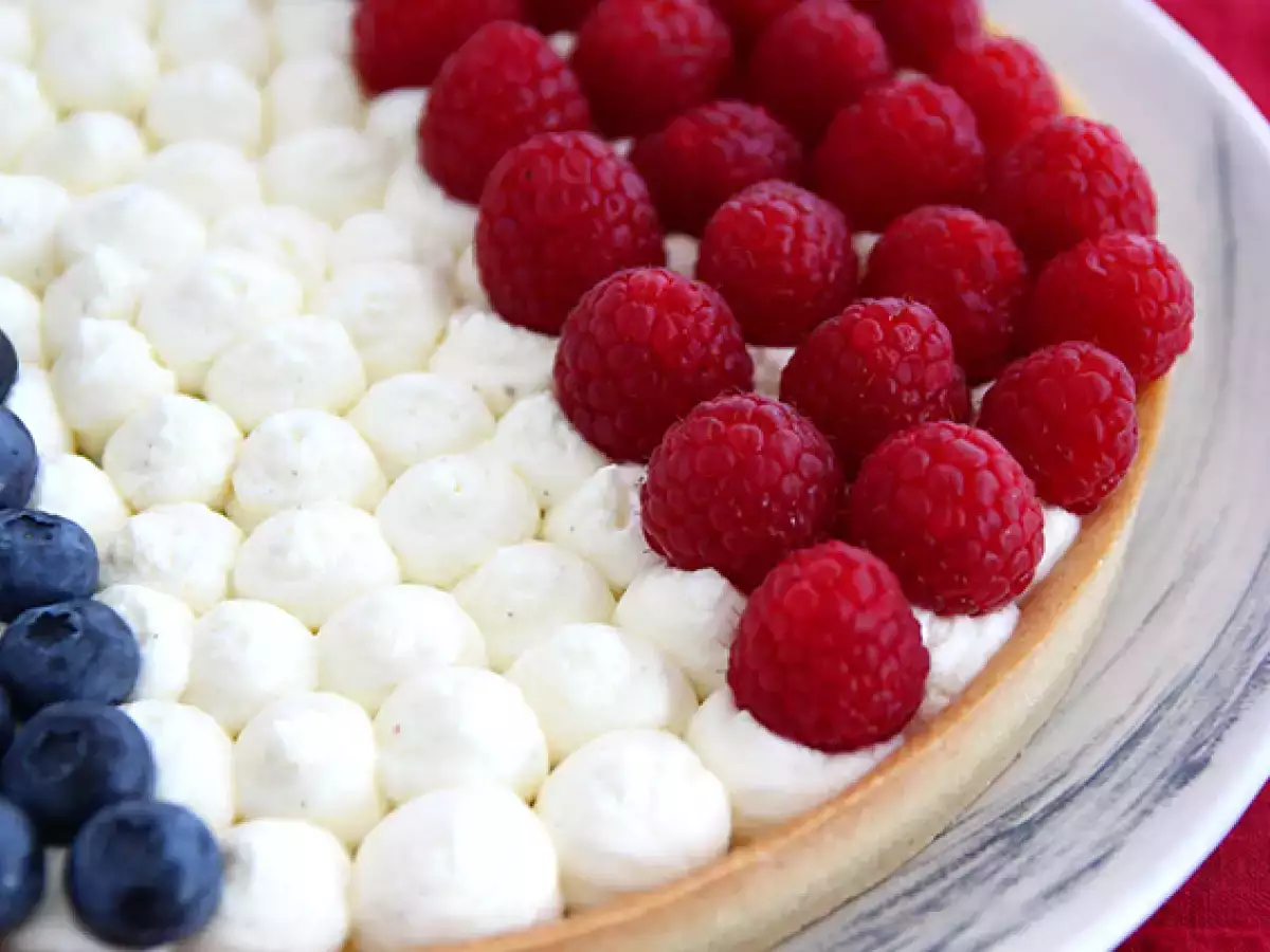 Tarta w barwach Francji – niebiesko-biało-czerwona - zdjęcie 3