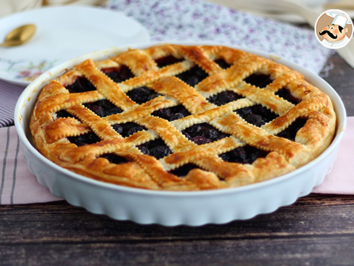 Tarta z ciasta francuskiego z wiśniami