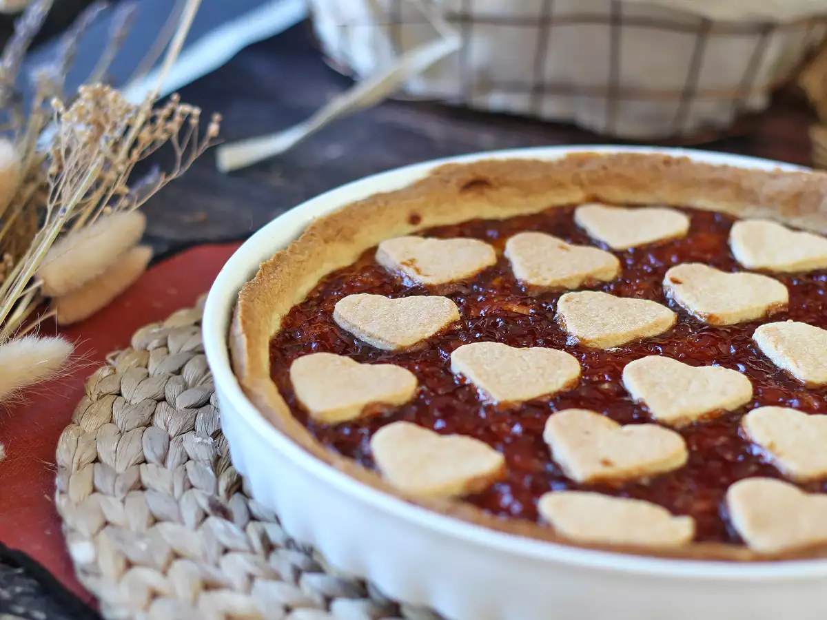 Tarta z dżemem truskawkowym na kruchym cieście (także z serduszkami) - zdjęcie 2