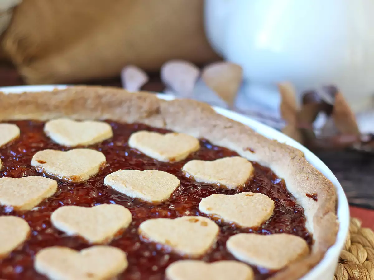 Tarta z dżemem truskawkowym na kruchym cieście (także z serduszkami) - zdjęcie 3
