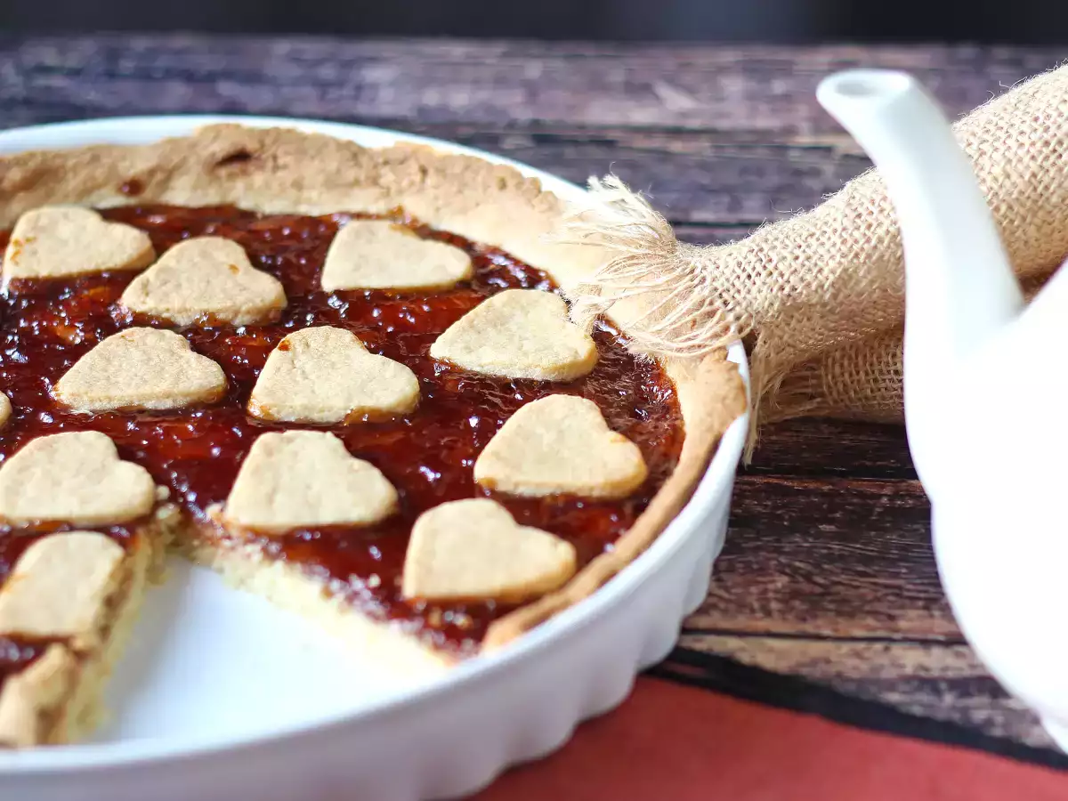 Tarta z dżemem truskawkowym na kruchym cieście (także z serduszkami) - zdjęcie 7
